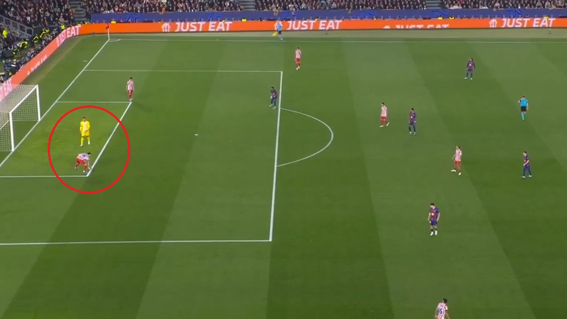 La jugada entre Pubill y Musso en el Camp Nou La jugada entre Pubill y Musso en el Camp Nou