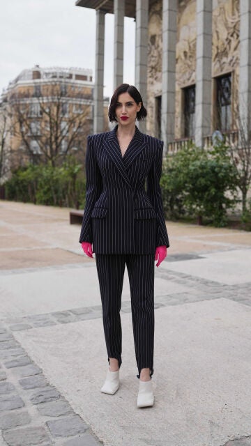 Mujer con zapatos guante