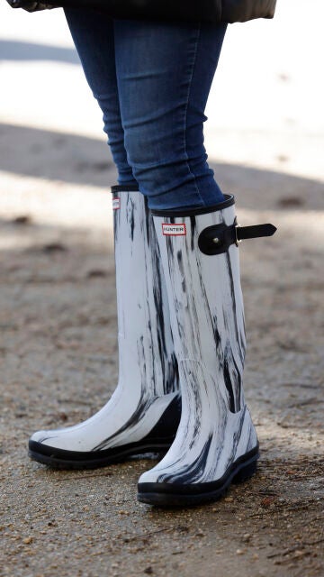 Pantalón pitillo y botas de agua