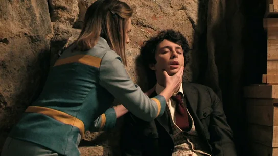 Miguel se refugia en el alcohol tras la traición de su padre hasta que…¡llega Claudia para ayudarle! Miguel se refugia en el alcohol tras la traición de su padre hasta que…¡llega Claudia para ayudarle!