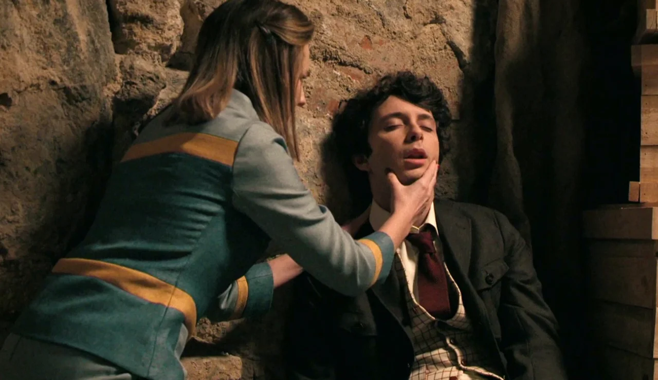 Miguel se refugia en el alcohol tras la traición de su padre hasta que…¡llega Claudia para ayudarle!