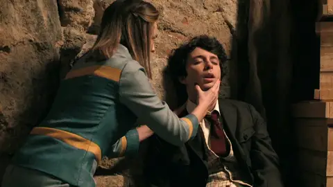 Miguel se refugia en el alcohol tras la traición de su padre hasta que…¡llega Claudia para ayudarle! Miguel se refugia en el alcohol tras la traición de su padre hasta que…¡llega Claudia para ayudarle!