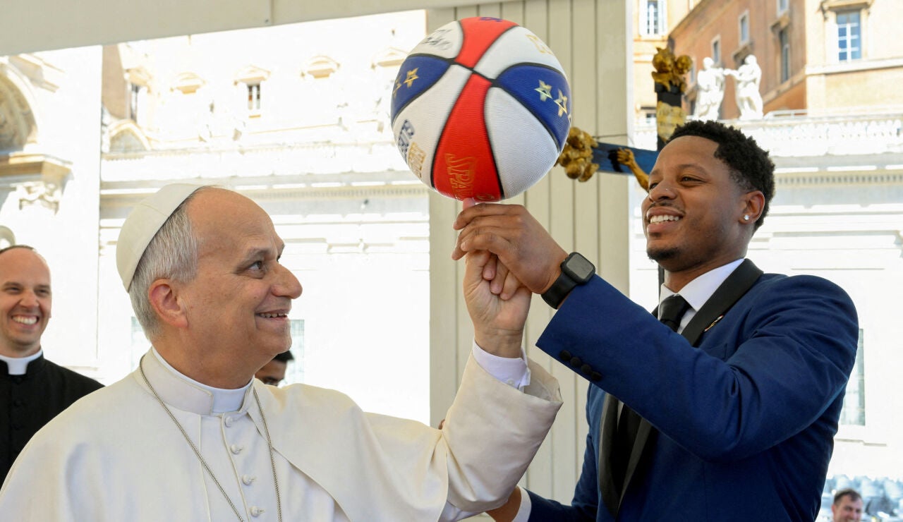 El Papa Le&oacute;n XIV junto a un jugador de los los Harlem Globetrotters