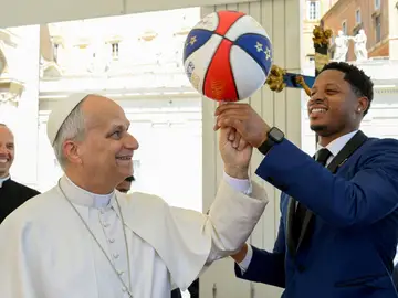 El Papa León XIV junto a un jugador de los los Harlem Globetrotters El Papa León XIV junto a un jugador de los los Harlem Globetrotters