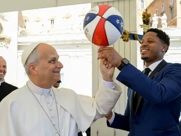 El Papa León XIV junto a un jugador de los los Harlem Globetrotters El Papa León XIV junto a un jugador de los los Harlem Globetrotters