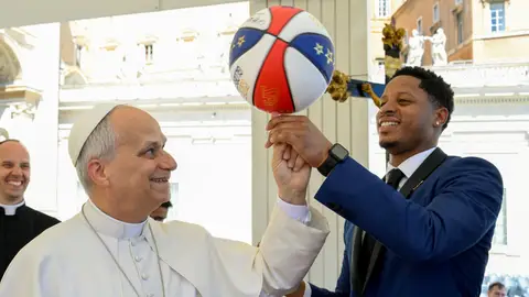 El Papa León XIV junto a un jugador de los los Harlem Globetrotters El Papa León XIV junto a un jugador de los los Harlem Globetrotters