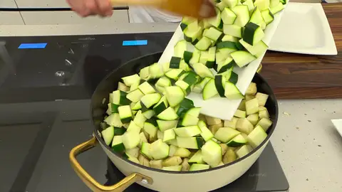 Agrega todo a la cazuela, sazona y cocina Agrega todo a la cazuela, sazona y cocina