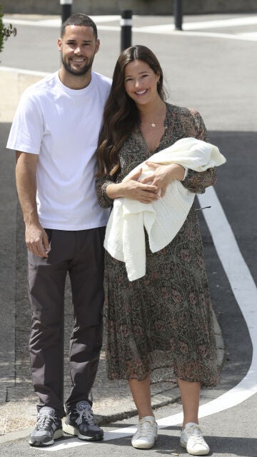 Malena Costa y Mario Suárez saliendo del hospital