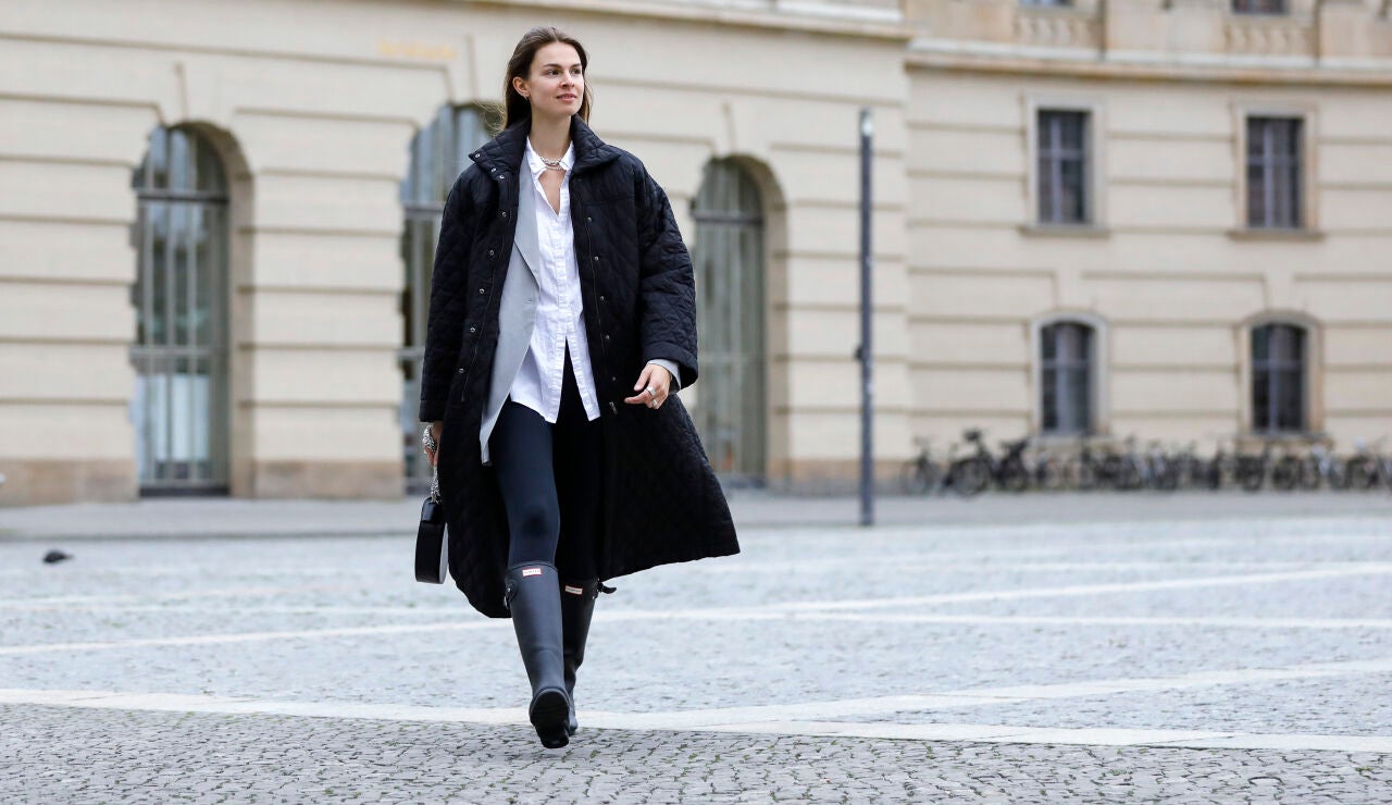 Mujer con botas de agua y pantal&oacute;n pitillo