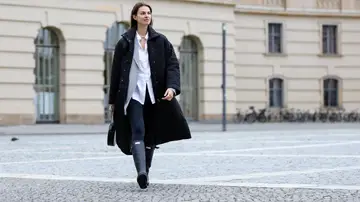 Mujer con botas de agua y pantalón pitillo Mujer con botas de agua y pantalón pitillo