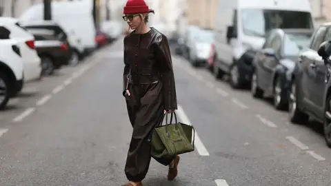 Mujer con mocasines Mujer con mocasines