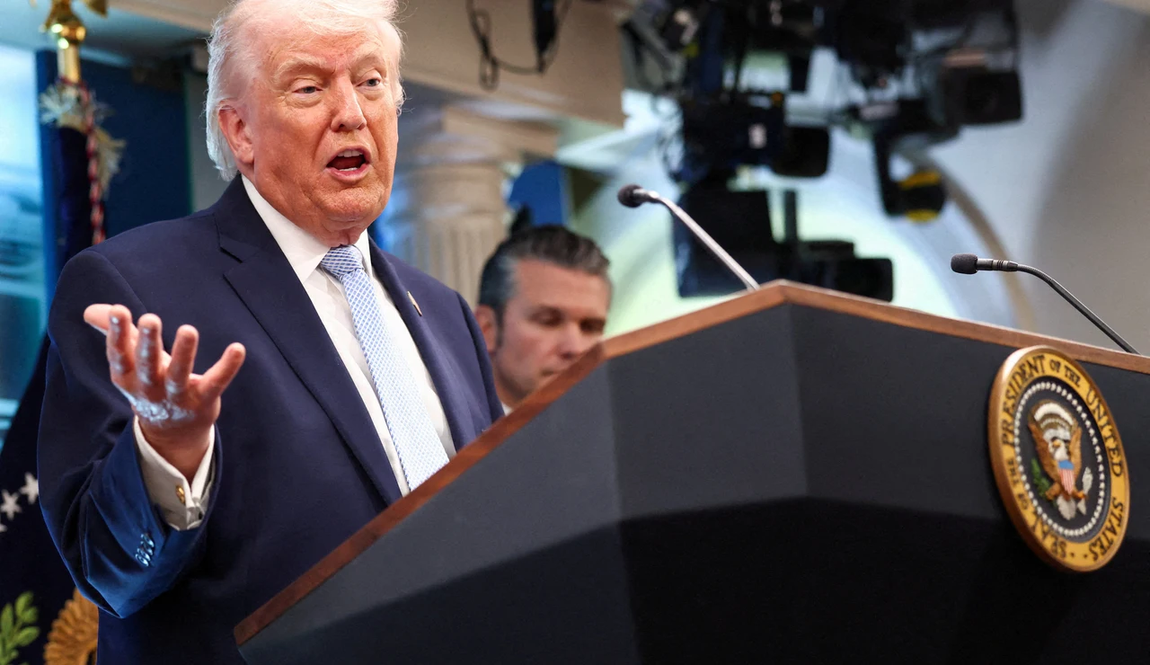 Donald Trump , flanqueado por el secretario de Defensa, Pete Hegseth, habla durante una conferencia de prensa en la Casa Blanca en Washington, D.C., EE. UU., el 6 de abril de 2026.