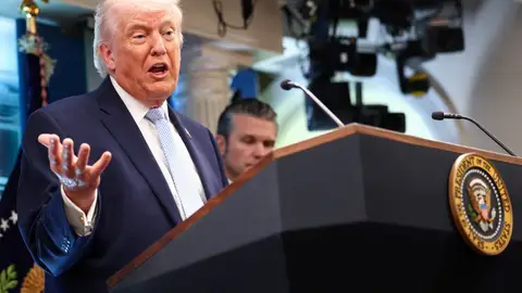 Donald Trump , flanqueado por el secretario de Defensa, Pete Hegseth, habla durante una conferencia de prensa en la Casa Blanca en Washington, D.C., EE. UU., el 6 de abril de 2026. Donald Trump , flanqueado por el secretario de Defensa, Pete Hegseth, habla durante una conferencia de prensa en la Casa Blanca en Washington, D.C., EE. UU., el 6 de abril de 2026.