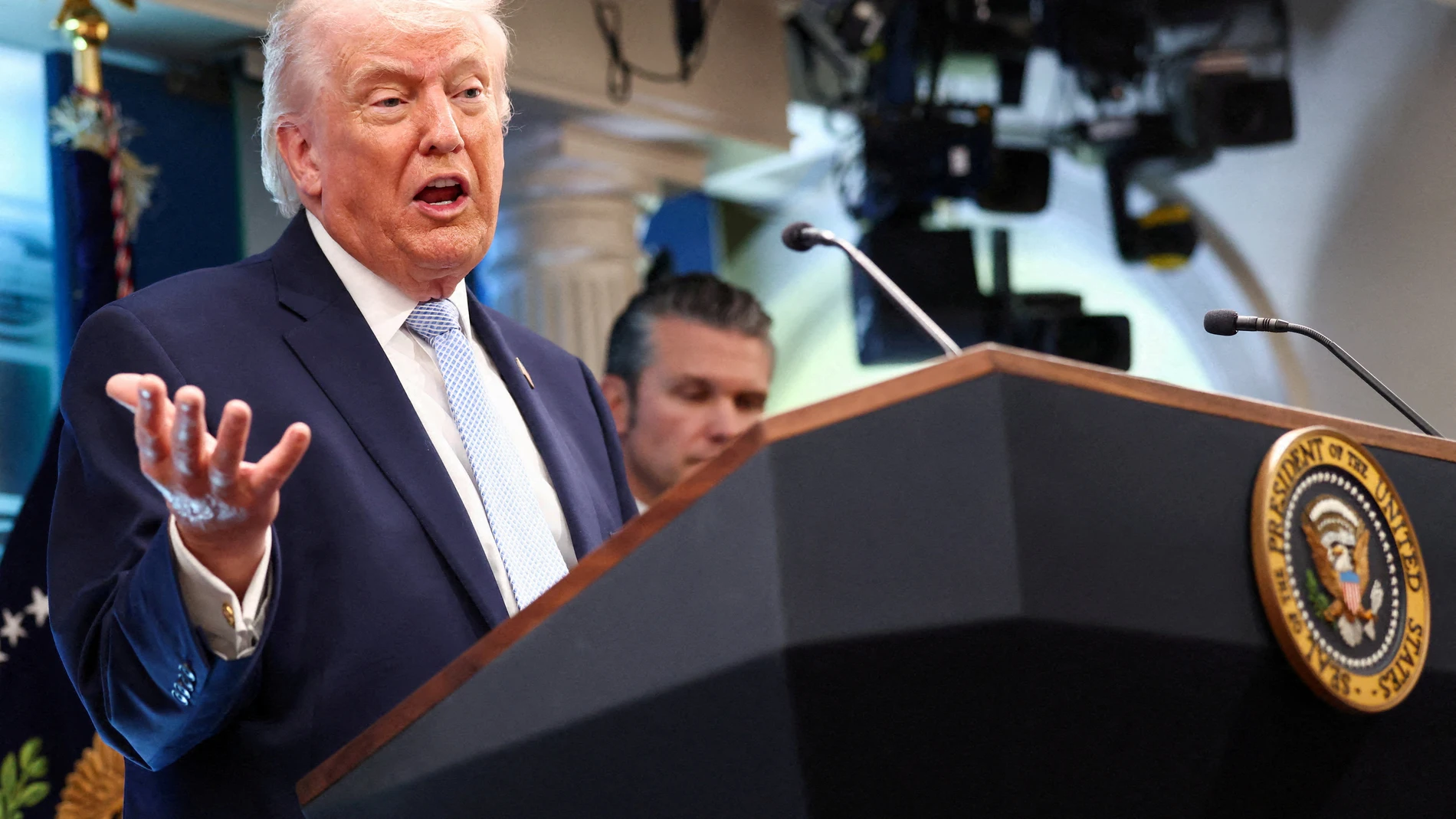 Donald Trump , flanqueado por el secretario de Defensa, Pete Hegseth, habla durante una conferencia de prensa en la Casa Blanca en Washington, D.C., EE. UU., el 6 de abril de 2026. Donald Trump , flanqueado por el secretario de Defensa, Pete Hegseth, habla durante una conferencia de prensa en la Casa Blanca en Washington, D.C., EE. UU., el 6 de abril de 2026.