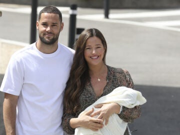 Malena Costa y Mario Su&aacute;rez, tras el nacimiento de su tercera hija