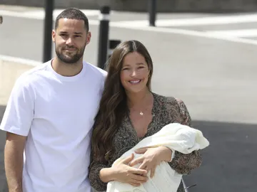 Malena Costa y Mario Suárez, tras el nacimiento de su tercera hija Malena Costa y Mario Suárez, tras el nacimiento de su tercera hija