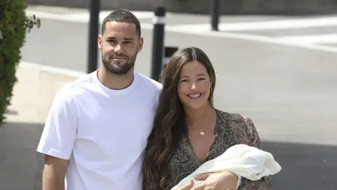 Malena Costa y Mario Suárez, tras el nacimiento de su tercera hija Malena Costa y Mario Suárez, tras el nacimiento de su tercera hija
