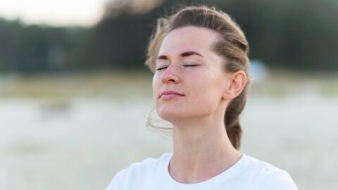 Mujer respirando profundamente