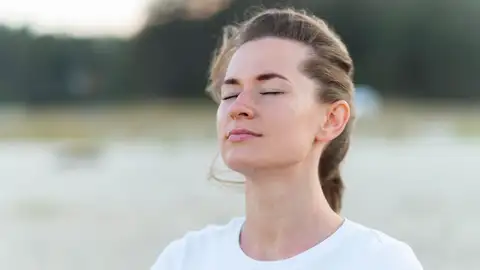 Mujer respirando profundamente Mujer respirando profundamente