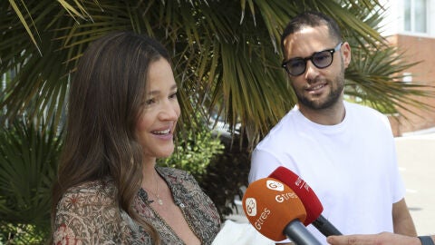 Malena Costa y Mario Suárez atendiendo a la prensa