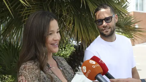 Malena Costa y Mario Suárez atendiendo a la prensa Malena Costa y Mario Suárez atendiendo a la prensa