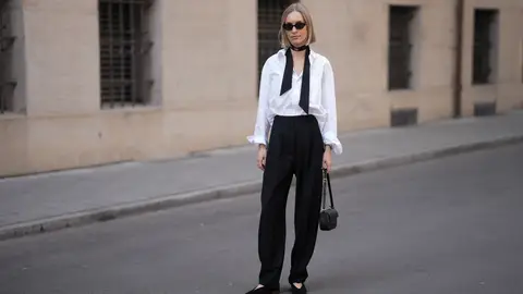 Mujer con bailarinas Mujer con bailarinas