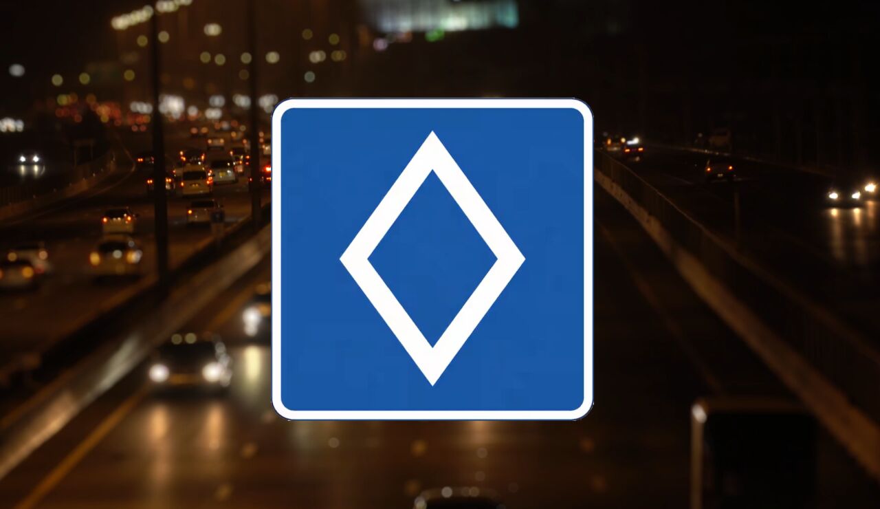 &iquest;Sabes qu&eacute; indica el rombo blanco en la carretera? Evita sanciones conociendo su significado