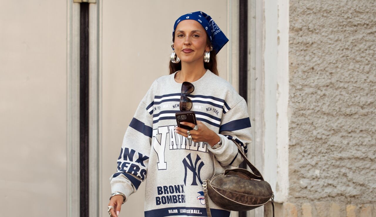 Mujer con bandana en la cabeza