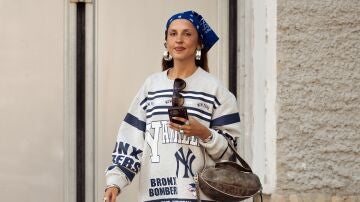 Mujer con bandana en la cabeza