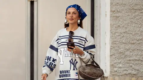 Mujer con bandana en la cabeza Mujer con bandana en la cabeza