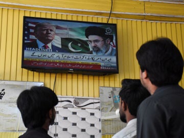 Varias personas miran hacia una pantalla de televisi&oacute;n con el presidente estadounidense Donald Trump y el l&iacute;der supremo iran&iacute; Mojtaba Jamenei, en Islamabad, Pakist&aacute;n, el 10 de abril de 2026