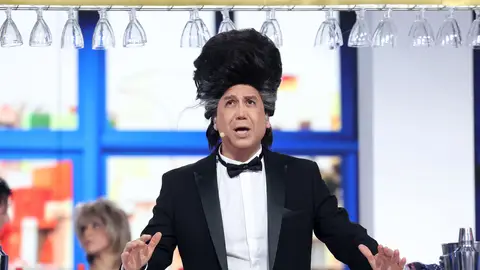 La peluca de Aníbal Gómez se roba el protagonismo en su imitación de Chiquetete La peluca de Aníbal Gómez se roba el protagonismo en su imitación de Chiquetete