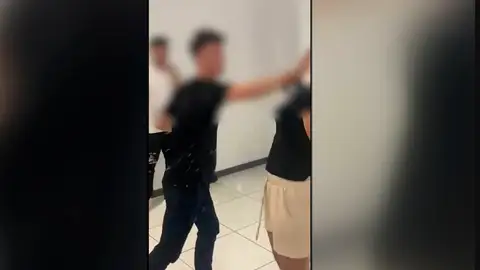 Tartazos humillantes en un 'call center'. Tartazos humillantes en un 'call center'.