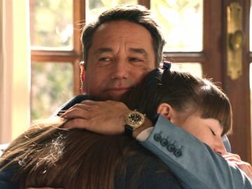 Gabriel y Julia se abrazan