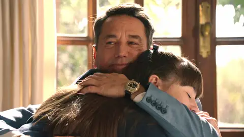 Gabriel y Julia se abrazan Gabriel y Julia se abrazan