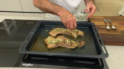 Esparce esta mezcla sobre la carne Esparce esta mezcla sobre la carne