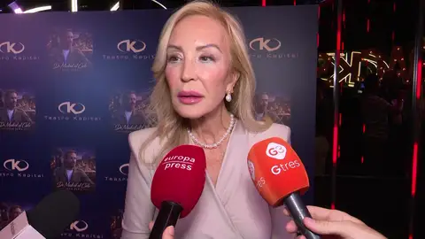 Carmen Lomana hablando con la prensa Carmen Lomana hablando con la prensa