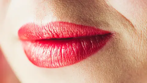 Mujer con los labios pintados de rojo Mujer con los labios pintados de rojo