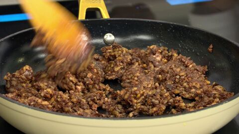 Introduce la morcilla y cocínala