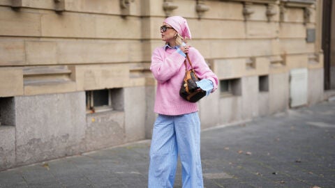 Mujer con bandana en la cabeza