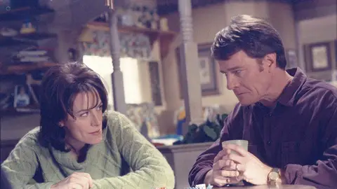 Jane Kaczmarek y Bryan Cranston en Malcolm in the Middle Jane Kaczmarek y Bryan Cranston en Malcolm in the Middle