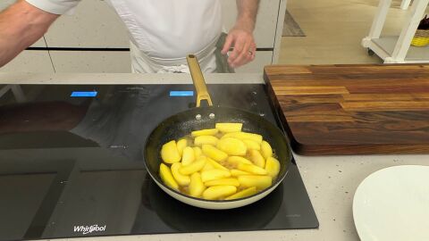 Vierte el brandy y deja que se evapore a fuego fuerte