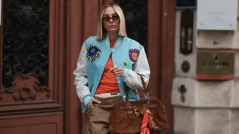 Mujer con bandana en el bolso Mujer con bandana en el bolso