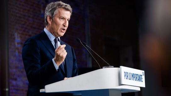 El presidente del Partido Popular, Alberto N&uacute;&ntilde;ez Feij&oacute;o, durante el acto &lsquo;Pagas m&aacute;s, recibes menos; contra el infierno fiscal del Gobierno de S&aacute;nchez&rsquo; en el Espacio Jorge Juan, a 8 de abril de 2026, en Madrid (Espa&ntilde;a). Acto enmarcado en la ofensiva fiscal del Partido Popular coincidiendo con el inicio de la campa&ntilde;a de la renta, en el que la direcci&oacute;n popular denuncia el aumento de la recaudaci&oacute;n y de la presi&oacute;n fiscal bajo el Gobierno de S&aacute;nchez y reivindica rebajas de impuestos y la deflacta...