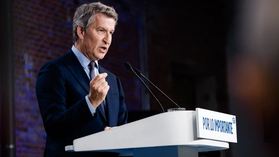 Feijóo clausura el acto ‘Pagas más, recibes menos; contra el infierno fiscal del Gobierno de Sánchez’ El presidente del Partido Popular, Alberto Núñez Feijóo, durante el acto ‘Pagas más, recibes menos; contra el infierno fiscal del Gobierno de Sánchez’ en el Espacio Jorge Juan, a 8 de abril de 2026, en Madrid (España). Acto enmarcado en la ofensiva fiscal del Partido Popular coincidiendo con el inicio de la campaña de la renta, en el que la dirección popular denuncia el aumento de la recaudación y de la presión fiscal bajo el Gobierno de Sánchez y reivindica rebajas de impuestos y la deflacta...