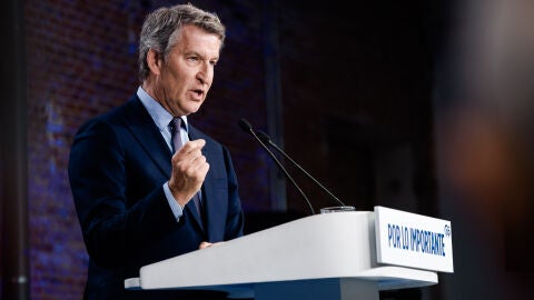 El presidente del Partido Popular, Alberto N&uacute;&ntilde;ez Feij&oacute;o, durante el acto &lsquo;Pagas m&aacute;s, recibes menos; contra el infierno fiscal del Gobierno de S&aacute;nchez&rsquo; en el Espacio Jorge Juan, a 8 de abril de 2026, en Madrid (Espa&ntilde;a). Acto enmarcado en la ofensiva fiscal del Partido Popular coincidiendo con el inicio de la campa&ntilde;a de la renta, en el que la direcci&oacute;n popular denuncia el aumento de la recaudaci&oacute;n y de la presi&oacute;n fiscal bajo el Gobierno de S&aacute;nchez y reivindica rebajas de impuestos y la deflacta...