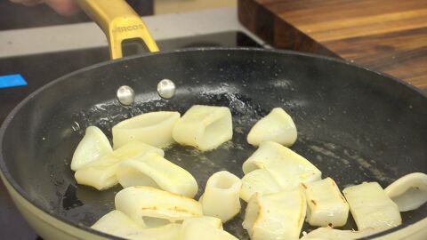 Trocea los chipirones, introdúcelos en la sartén