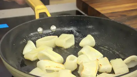 Trocea los chipirones, introdúcelos en la sartén Trocea los chipirones, introdúcelos en la sartén