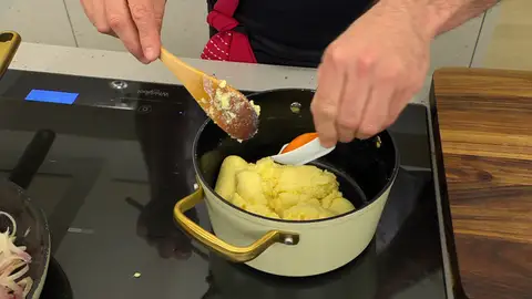 Retira el cazo del fuego y añade el queso rallado y la yema de huevo Retira el cazo del fuego y añade el queso rallado y la yema de huevo