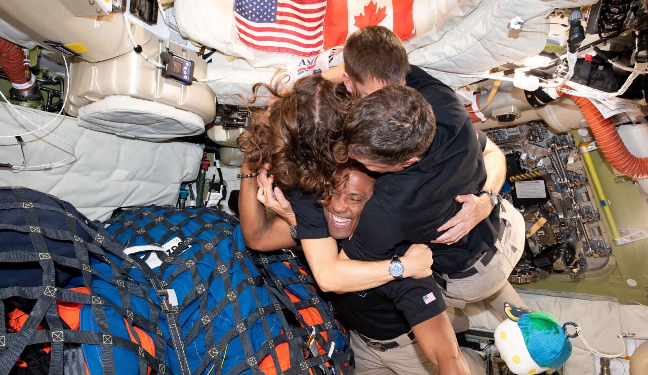 Los astronautas de la misi&oacute;n Artemis II abraz&aacute;ndose